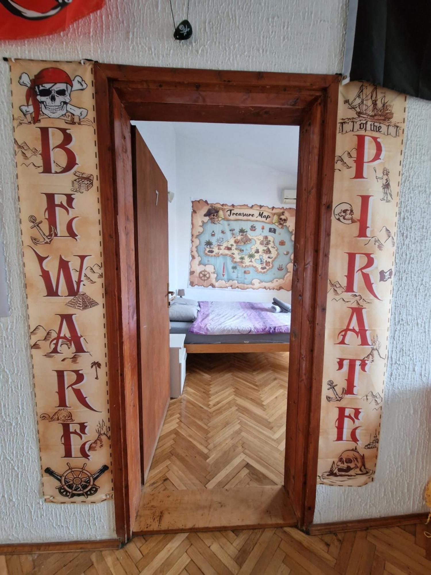 Хостел Pirate Backpackers Улцинь Екстер'єр фото